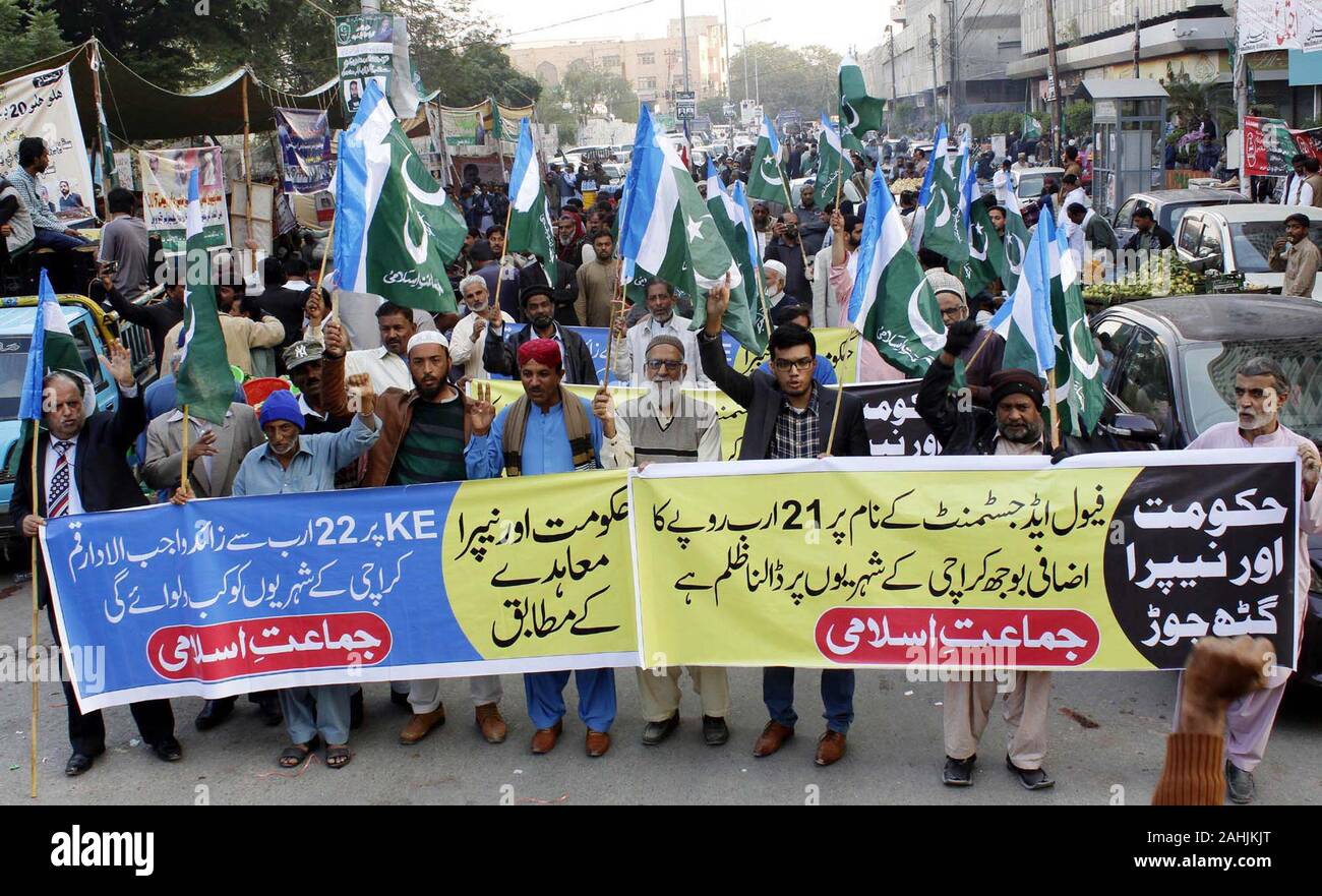 Lahore, Pakistan. 30 dic 2019. I sostenitori e gli attivisti di Jamat-e-Islami (JI) sono holding manifestazione di protesta contro il prolungare l'elettricità alleggerimento del carico da K-elettrico, a Karachi press club il Lunedi, 30 dicembre 2019. Credito: Asianet-Pakistan/Alamy Live News Foto Stock