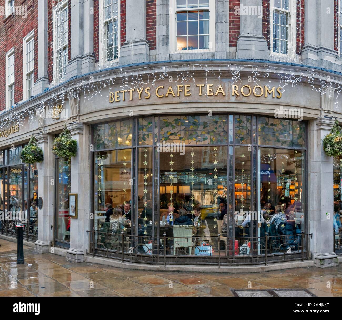 YORK CITY Inghilterra bow-window di BETTYS CAFE sale da tè ST HELENS SQUARE Foto Stock