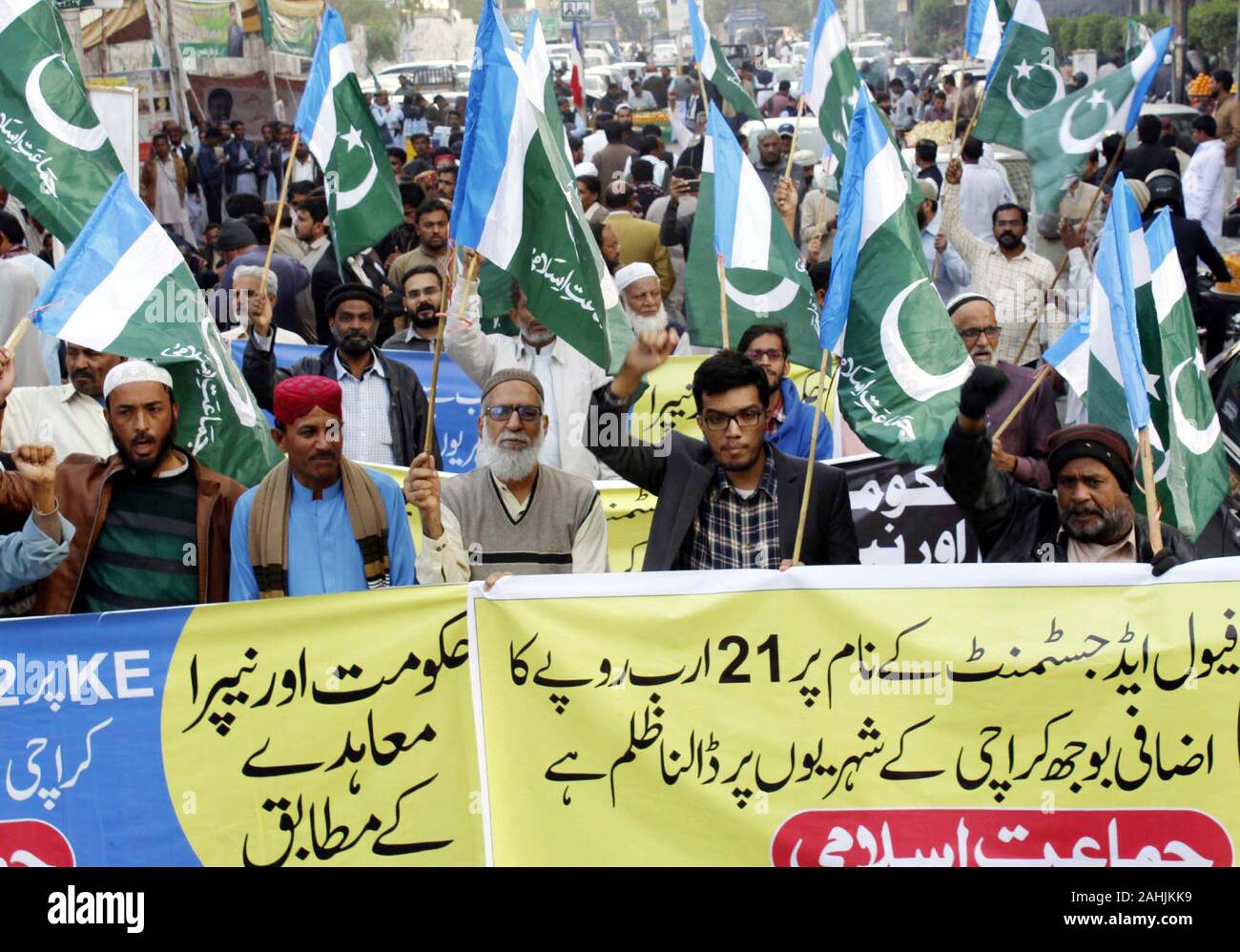 Lahore, Pakistan. 30 dic 2019. I sostenitori e gli attivisti di Jamat-e-Islami (JI) sono holding manifestazione di protesta contro il prolungare l'elettricità alleggerimento del carico da K-elettrico, a Karachi press club il Lunedi, 30 dicembre 2019. Credito: Asianet-Pakistan/Alamy Live News Foto Stock