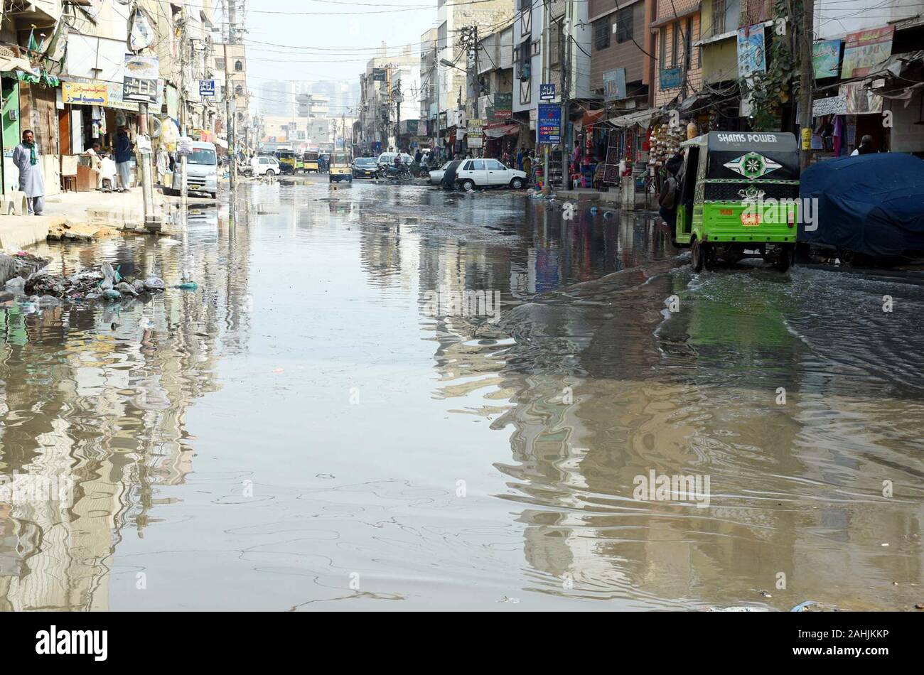 Lahore, Pakistan. 30 dic 2019. Inondati da strada traboccante di fognatura creando problemi per i pendolari che mostra la negligenza delle autorità interessate, a Paposh Nagar a Karachi il lunedì, 30 dicembre 2019. Credito: Asianet-Pakistan/Alamy Live News Foto Stock