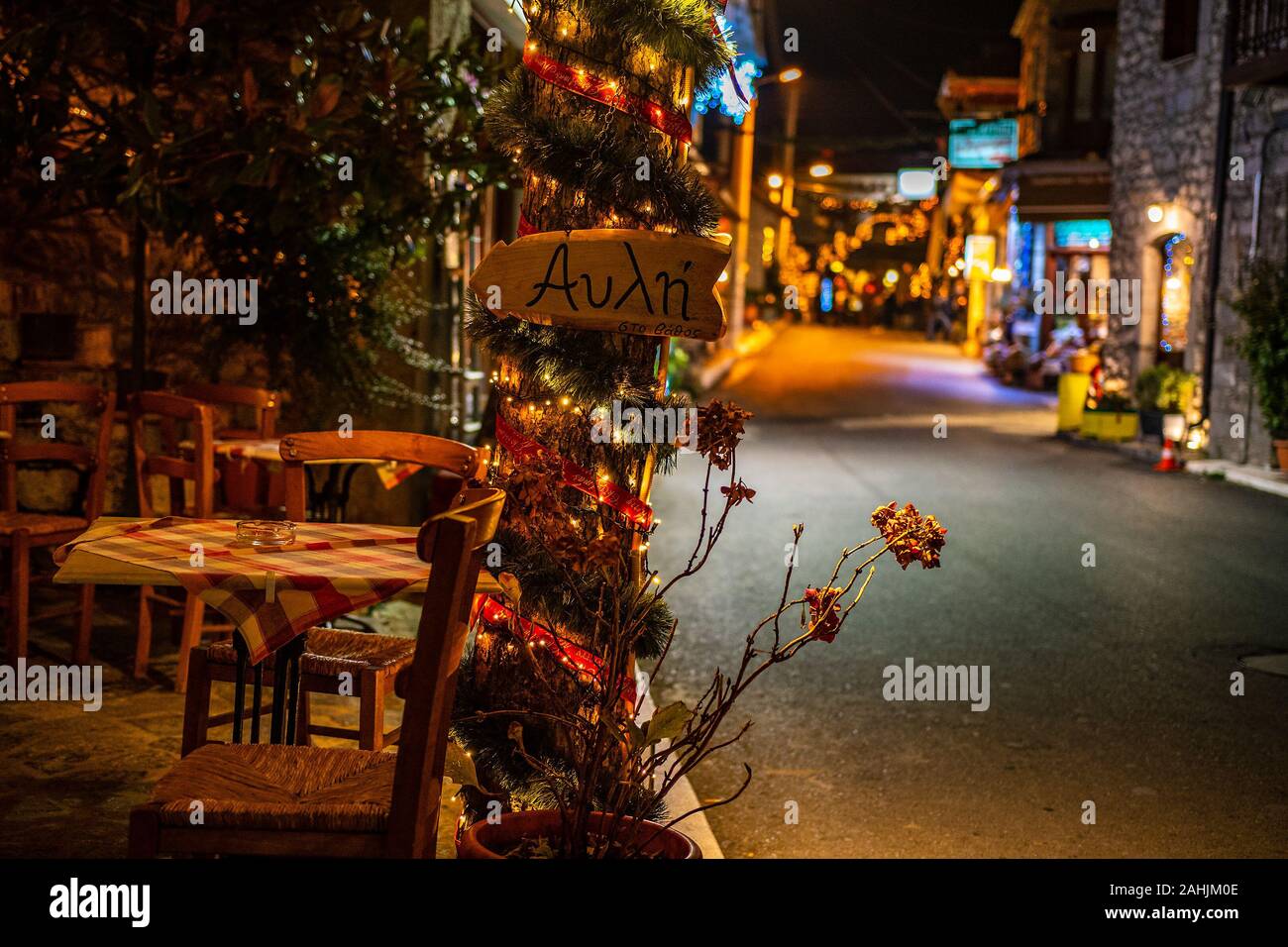 Splendidamente decorate di strade e di atmosfera natalizia dalla piazza centrale di Vytina villaggio in Arcadia, Grecia Foto Stock