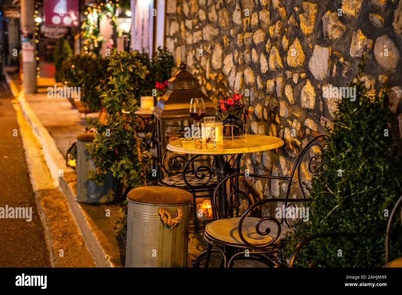 Splendidamente decorate di strade e di atmosfera natalizia dalla piazza centrale di Vytina villaggio in Arcadia, Grecia Foto Stock