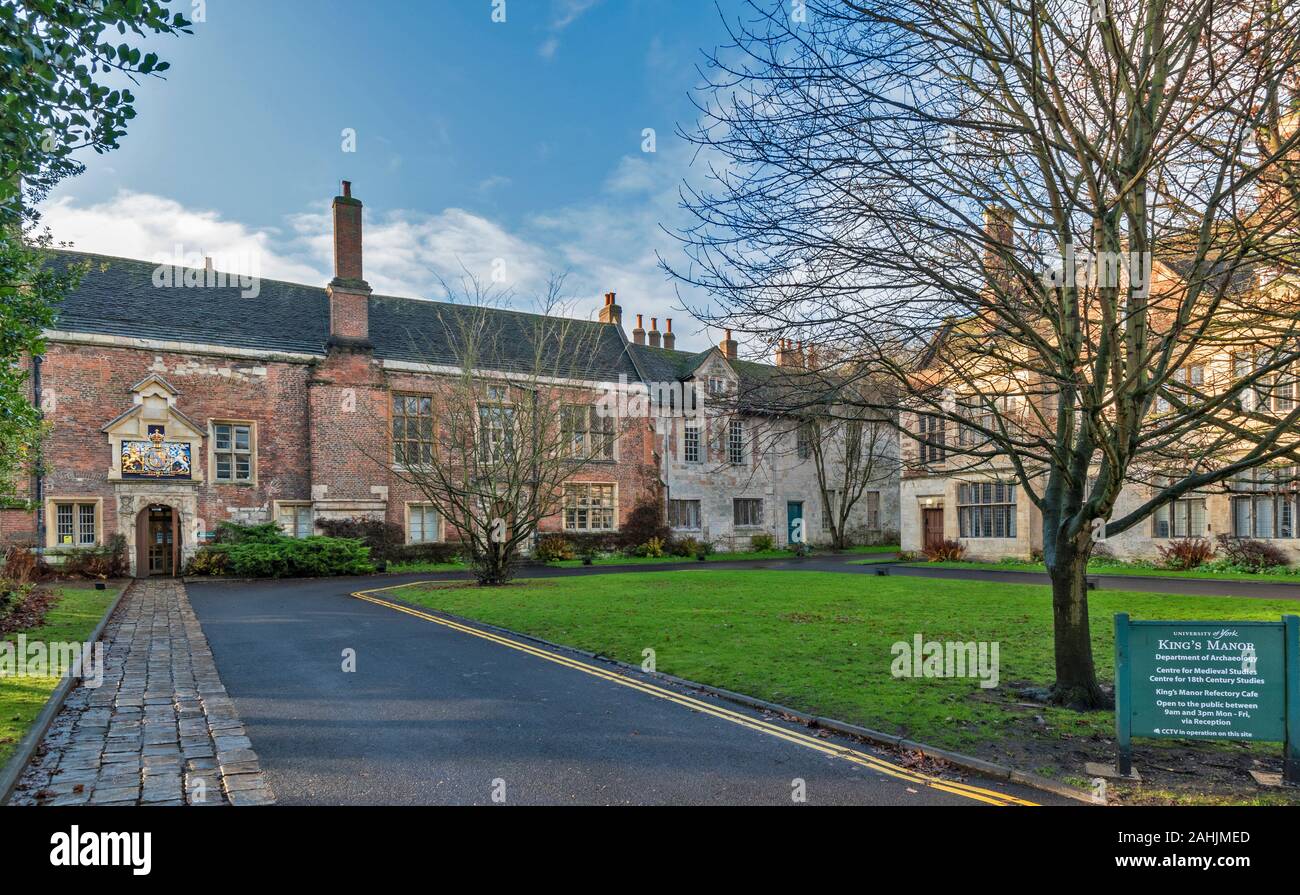 YORK CITY Inghilterra strada che conduce verso il Kings Manor building Foto Stock