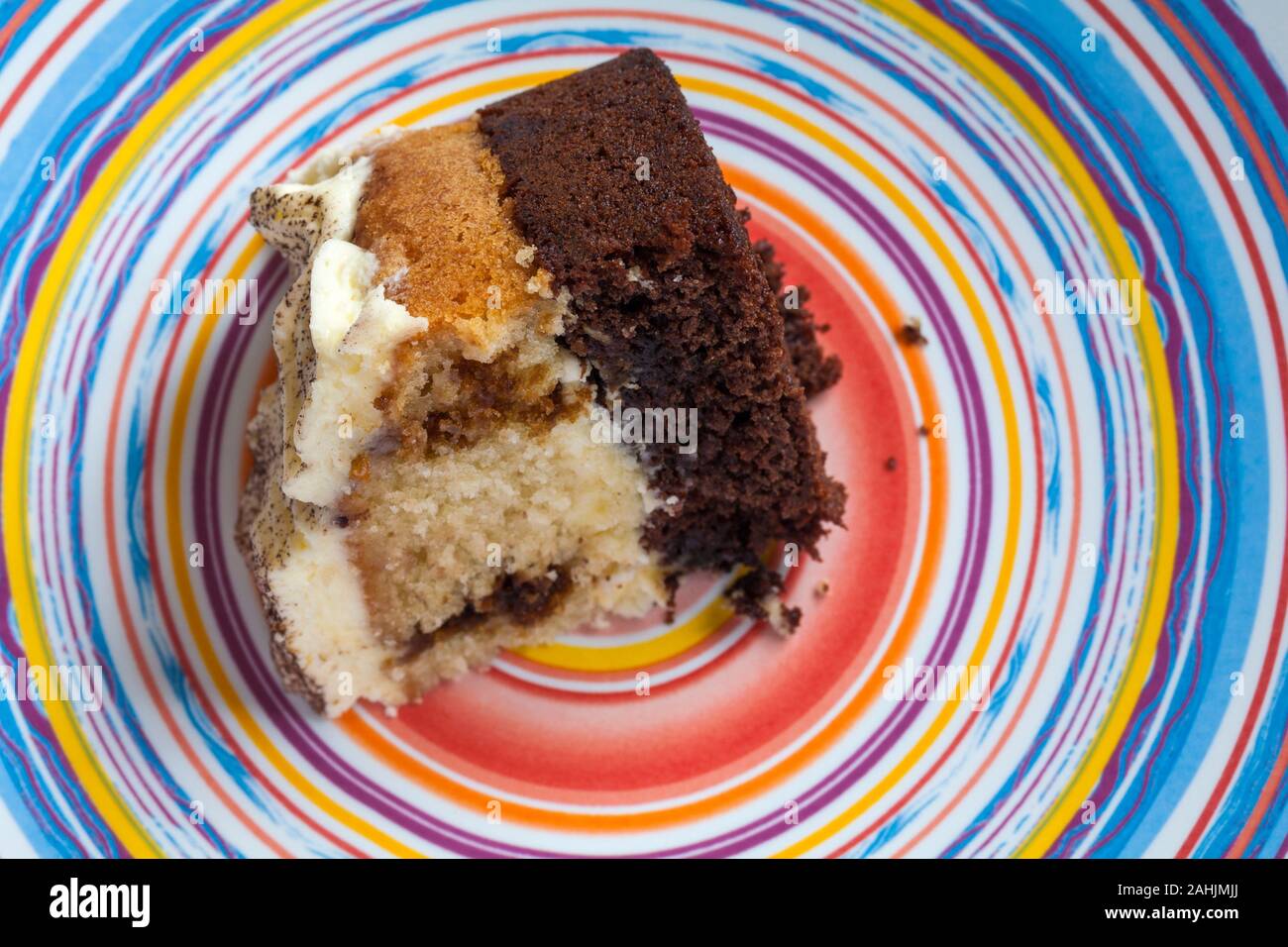 Fetta di M&S Tiramisù torta impostato sulla piastra colorati Foto Stock