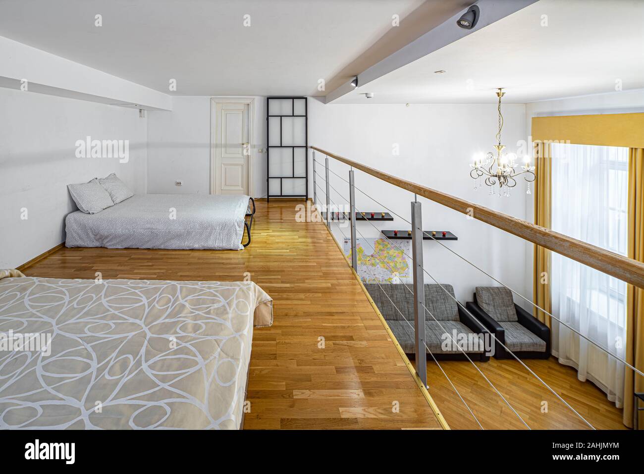 Due letti al secondo piano in casa privata. Interni moderni in tonalità chiare. Pareti bianche. Foto Stock