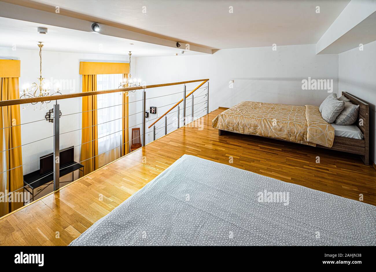 Due letti al secondo piano in casa privata. Interni moderni in tonalità chiare. Pareti bianche. Foto Stock
