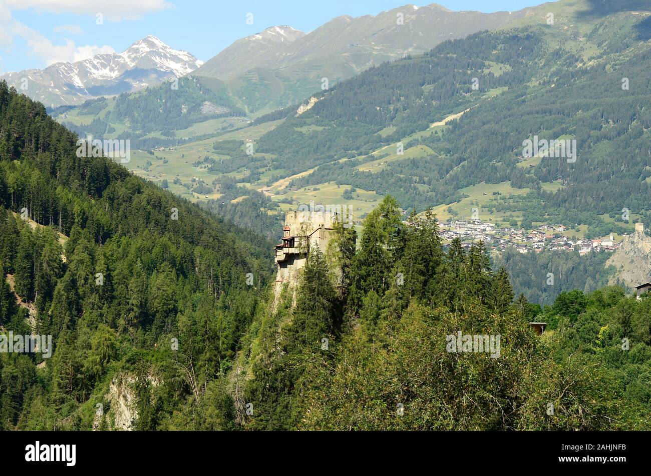 Austria, Tirolo, la rovina di Berneck nel Kaunertal e villaggio di montagna Ladis con castello Laudeck in background Foto Stock