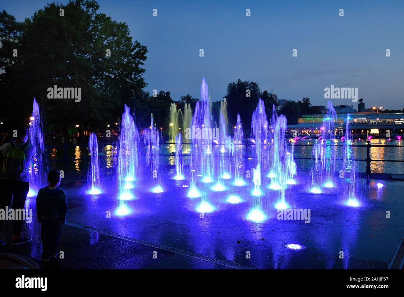 La Bulgaria, fontane illuminate e il lago sulla serata in Tsar Simeons giardino, Foto Stock