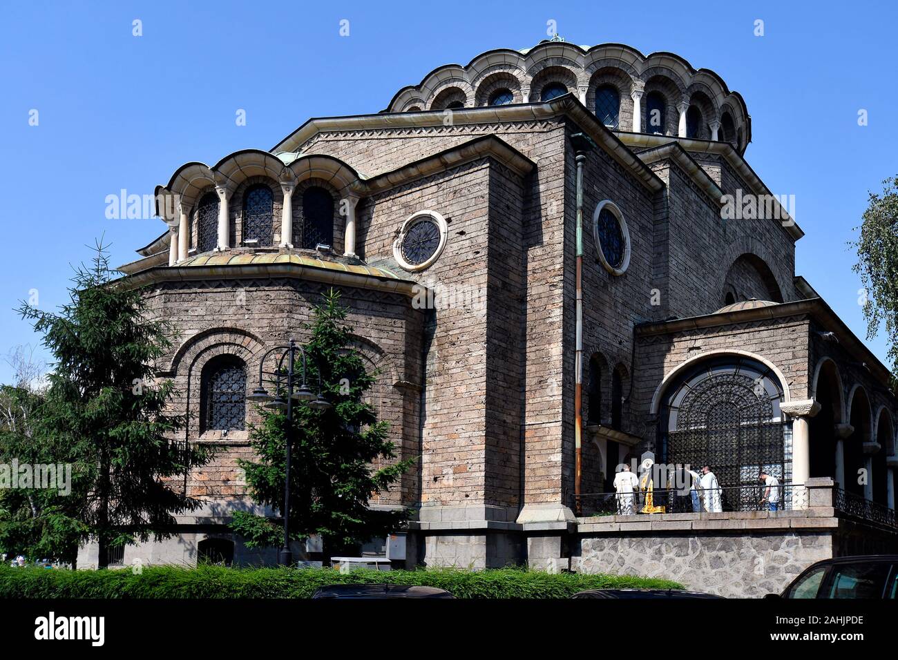 Sofia, Bulgaria - 16 Giugno 2018: persone non identificate e sacerdote ortodosso a Sveta Nedelja chiesa Foto Stock
