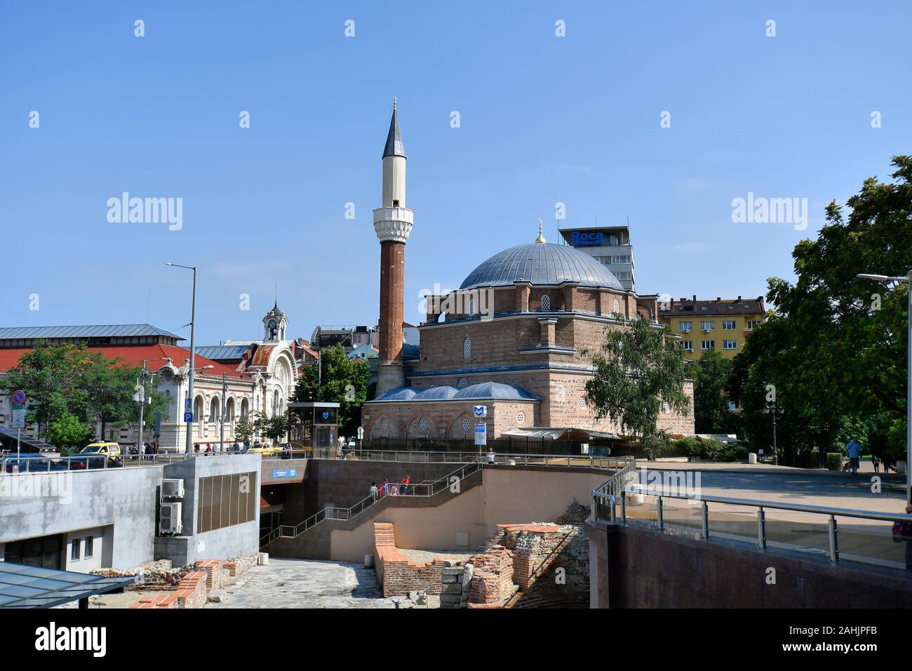 Sofia, Bulgaria - 16 Giugno 2018: persone non identificate, cityscpae con Banya Bashi moschea, il Mercato Centrale di edificio e ingresso alla stazione della metropolitana Foto Stock