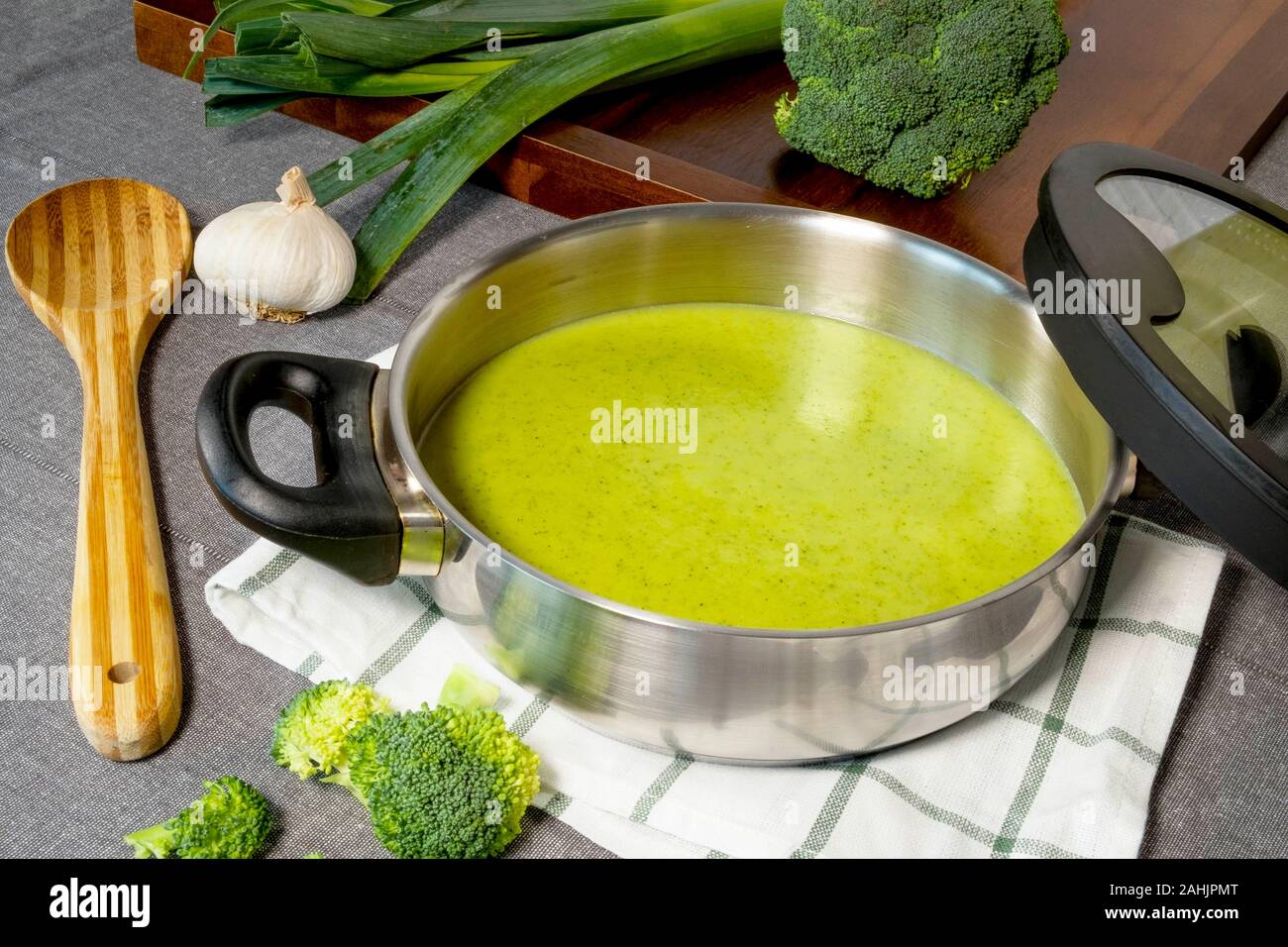 Deliziosa casa verde crema di broccoli zuppa di porri. Foto Stock