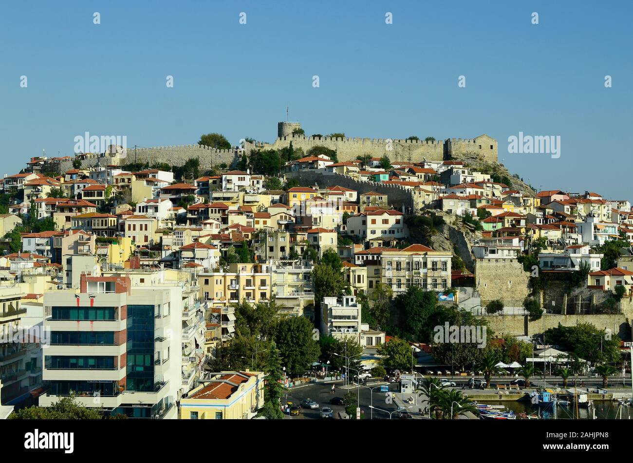 Kavala, Grecia - 12 Settembre 2014: fortezza medievale e le case della città in Macedonia orientale e Tracia Foto Stock