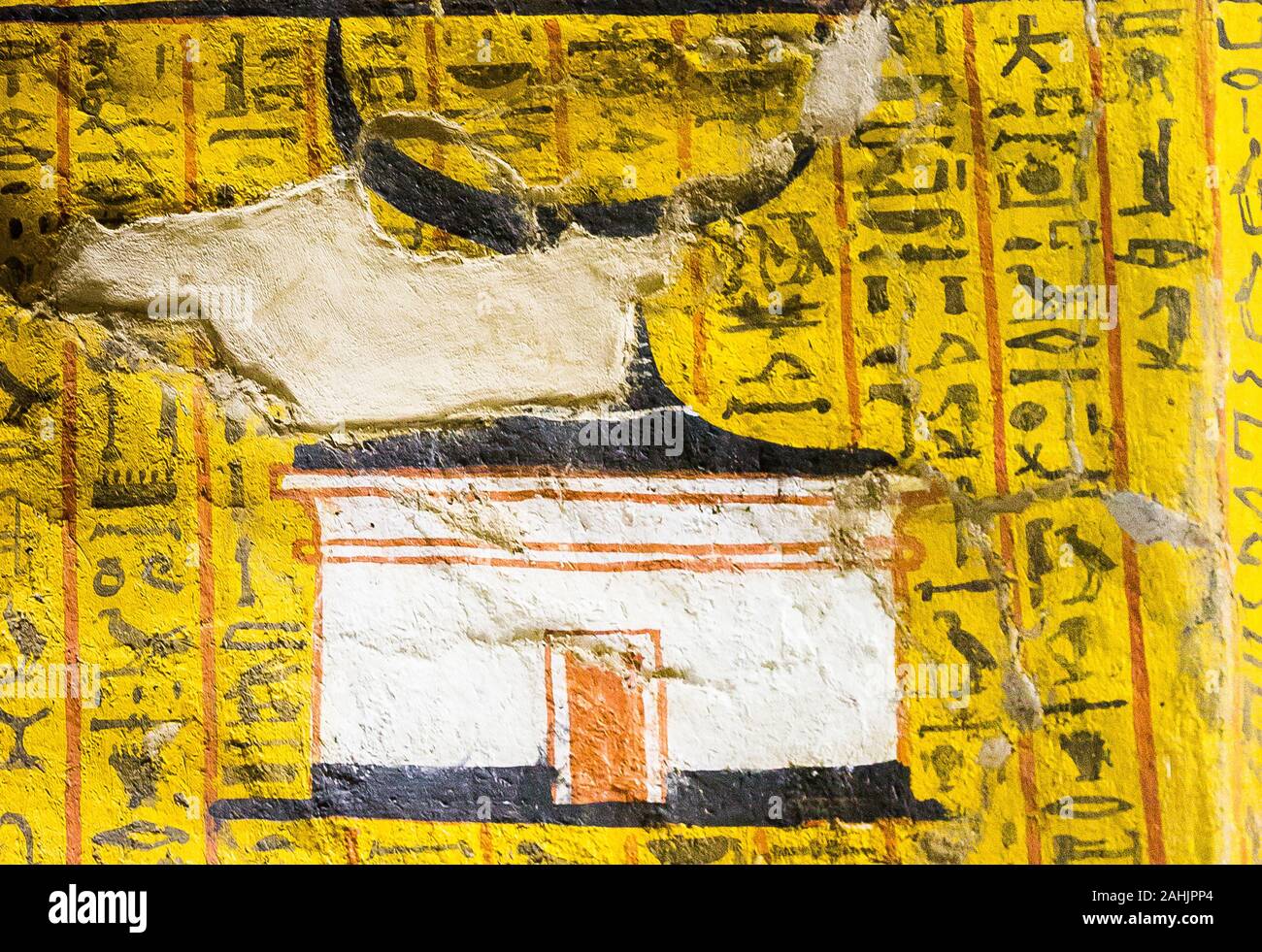 Patrimonio Mondiale dell'UNESCO, Tebe in Egitto, Deir el Medineh, tomba di Irynefer. Un appoggiatesta è rappresentato sopra la tomba. Foto Stock