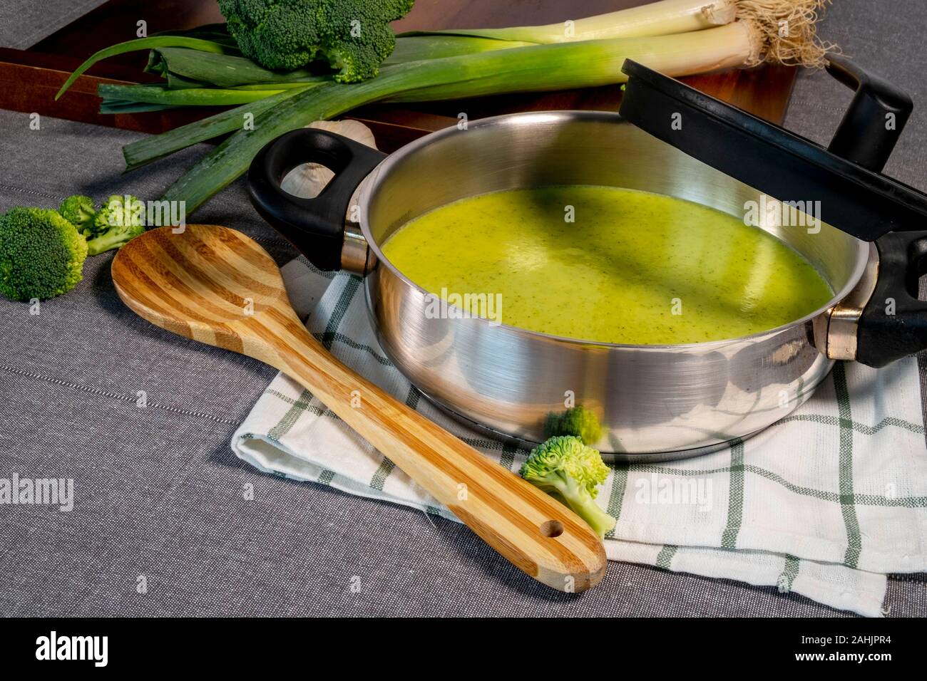 Deliziosa casa verde crema di broccoli zuppa di porri. Foto Stock