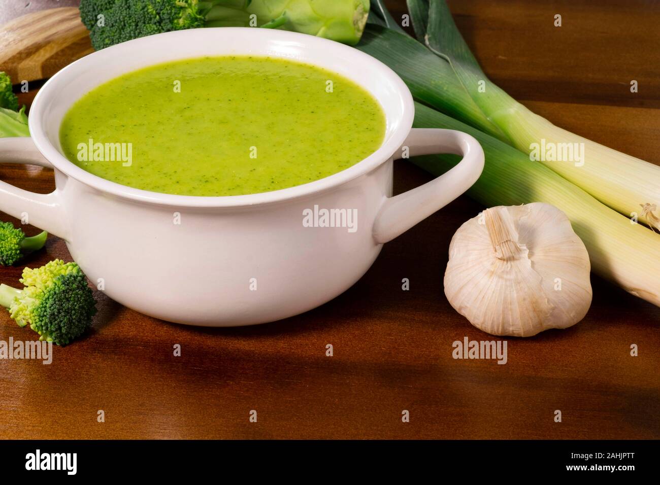 Deliziosa casa verde crema di broccoli zuppa di porri. Foto Stock