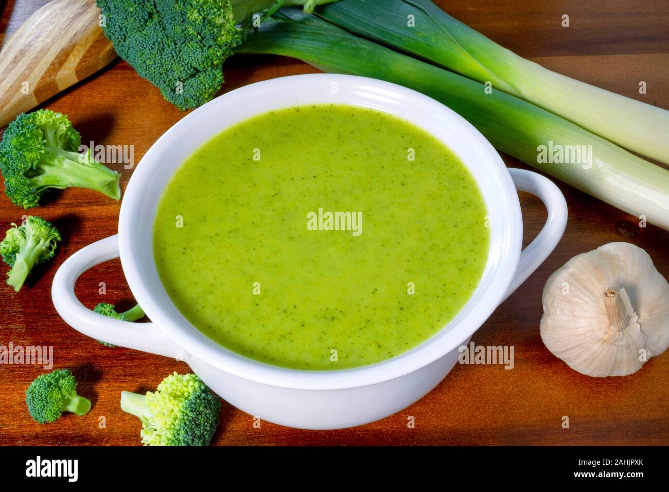 Deliziosa casa verde crema di broccoli zuppa di porri. Foto Stock