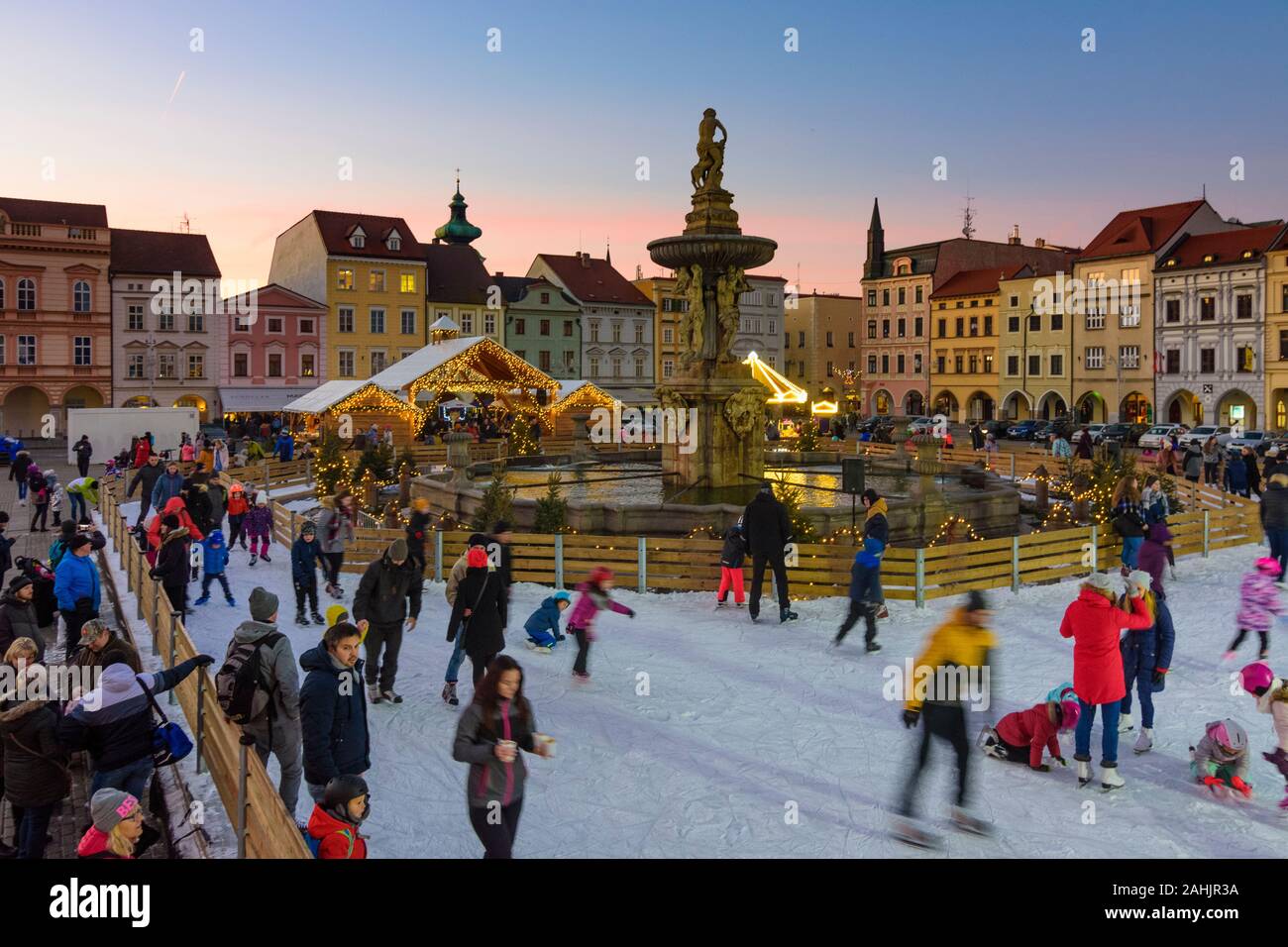 Ceske Budejovice (Budweis): Piazza principale, Sansone Fontana, Mercato di Natale, la pista di pattinaggio sul ghiaccio , Jihocesky, Südböhmen, Boemia del Sud, ceco Foto Stock