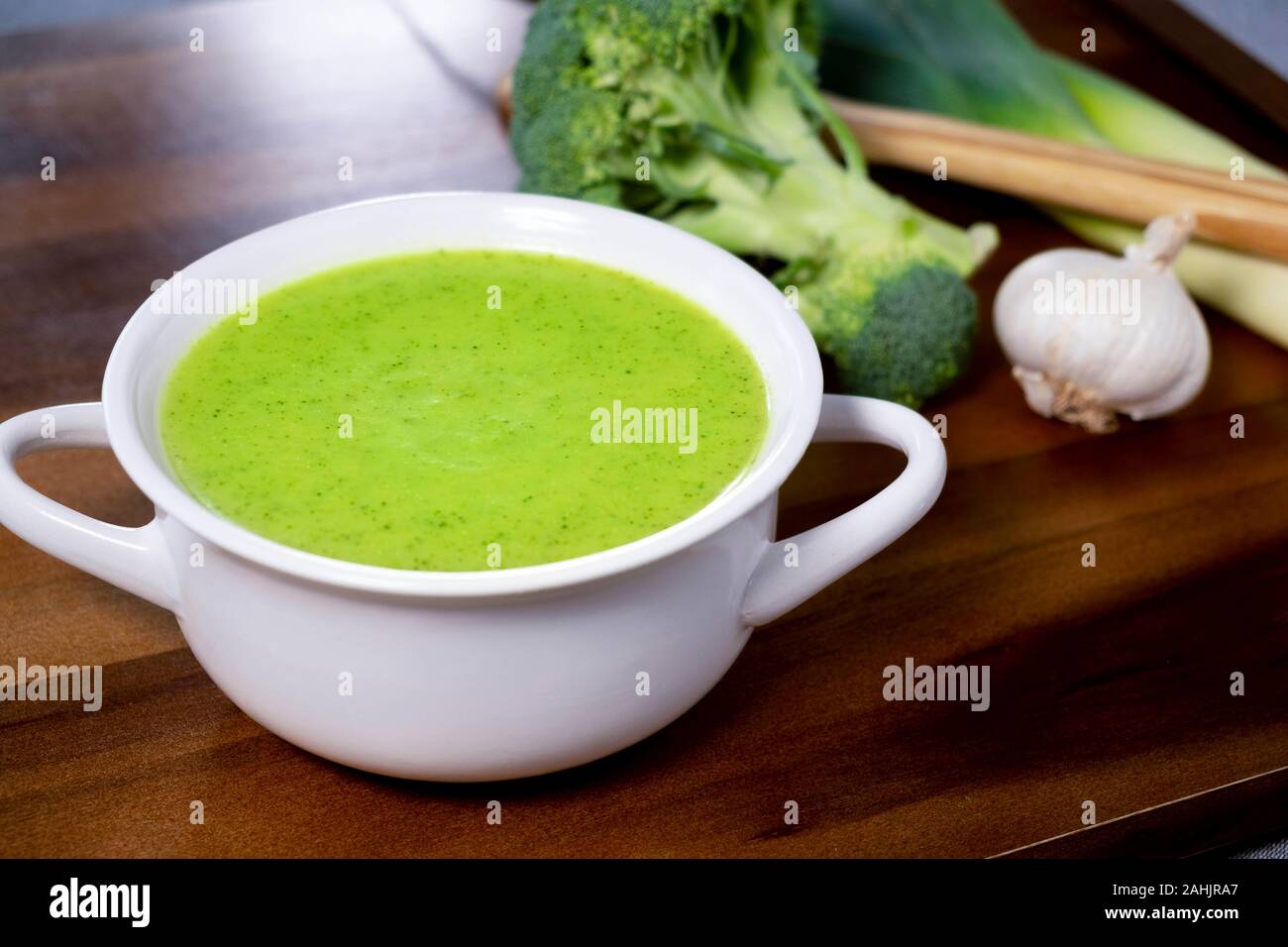 Deliziosa casa verde crema di broccoli zuppa di porri. Foto Stock