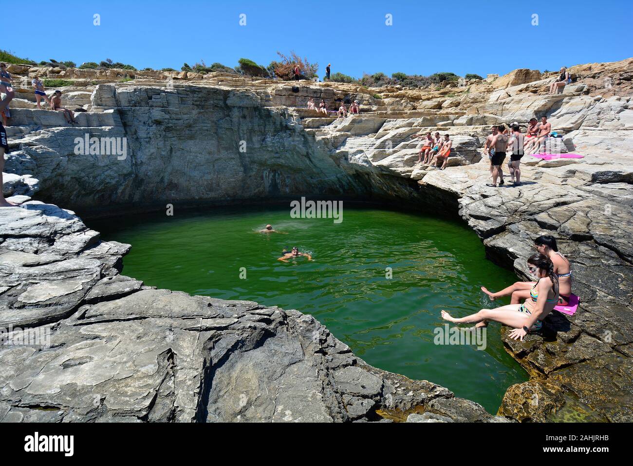 Thassos Island, Grecia - 10 Giugno 2017: persone non identificate godetevi una nuotata nella piscina naturale Giola sulla costa al mare Egeo Foto Stock