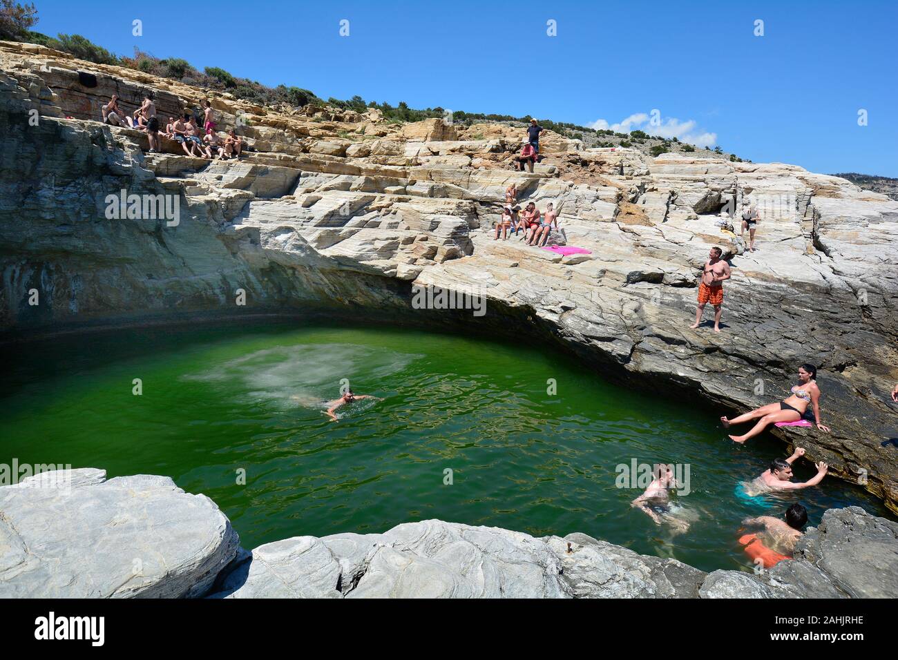 Thassos Island, Grecia - 10 Giugno 2017: persone non identificate godetevi una nuotata nella piscina naturale Giola sulla costa al mare Egeo Foto Stock