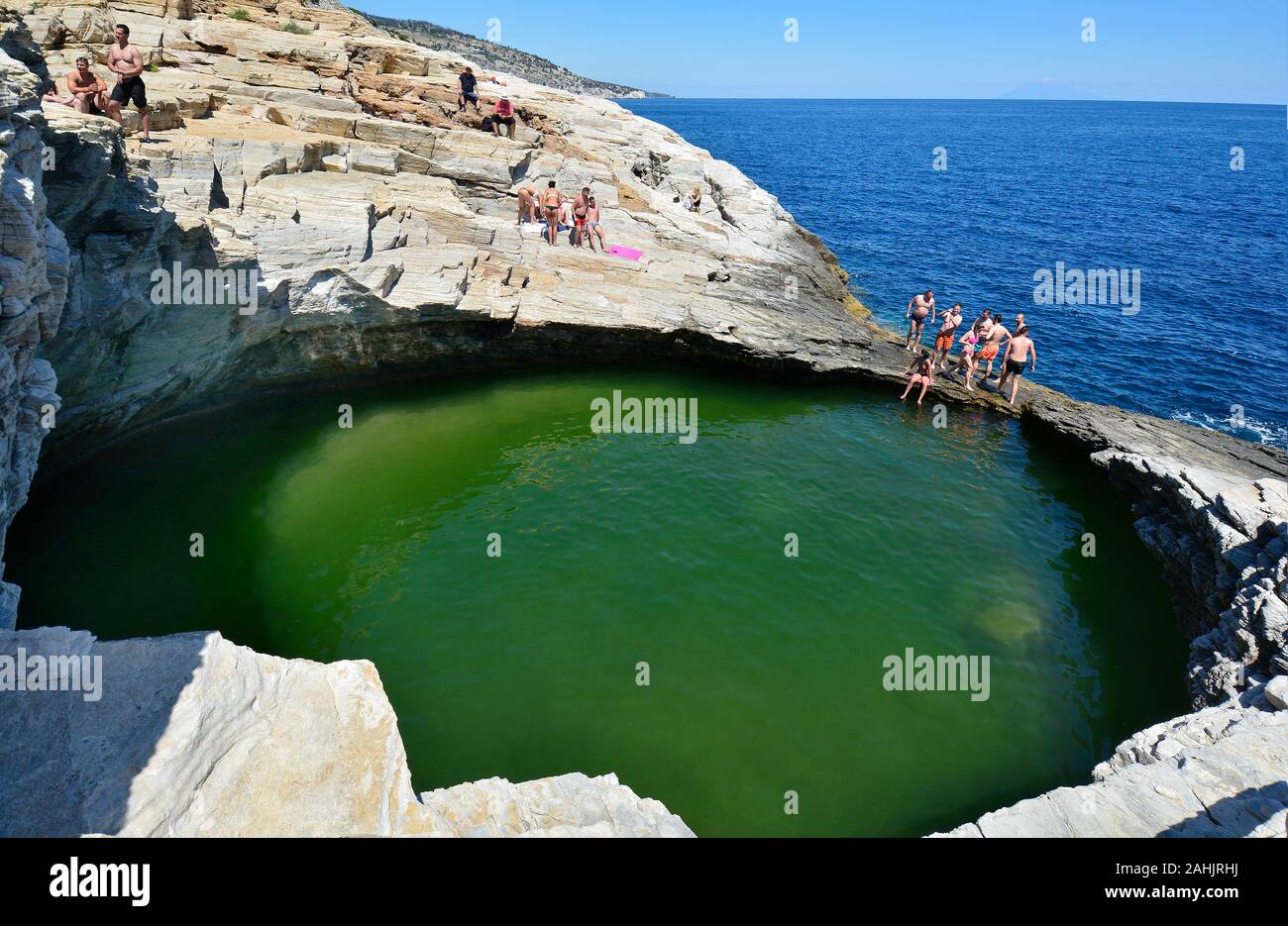 Thassos Island, Grecia - 10 Giugno 2017: persone non identificate godetevi una nuotata nella piscina naturale Giola sulla costa al mare Egeo Foto Stock