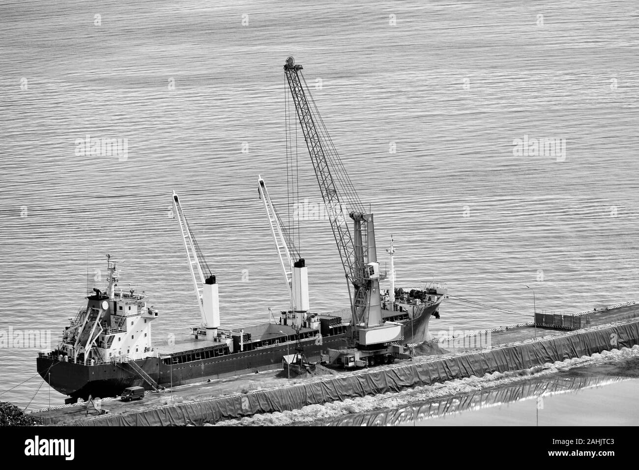 Trasporto nave durante lo scarico del carico in porto - Italia Foto Stock