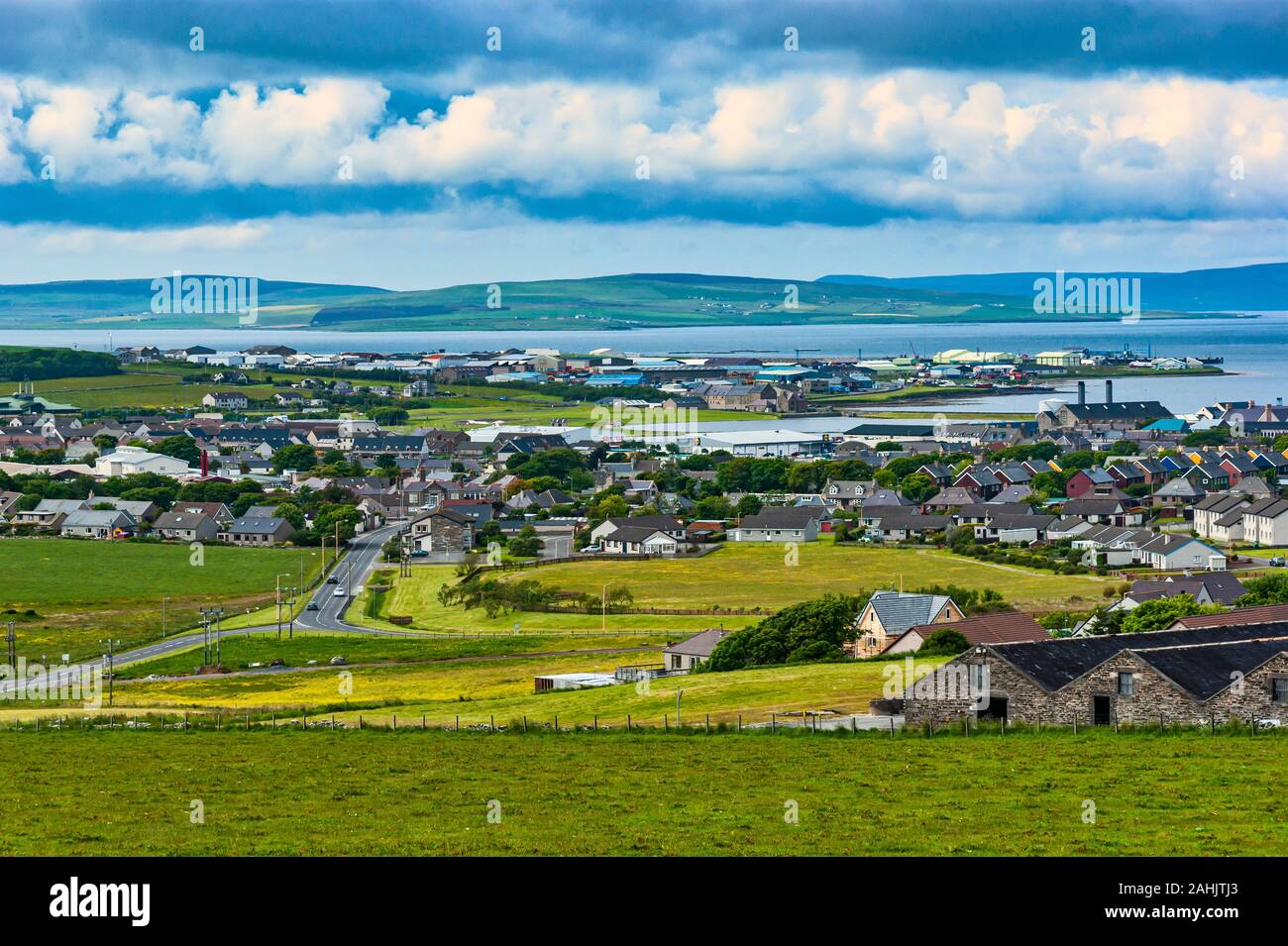 Vista su Kirkwall Isole Orcadi Scozia UKwith porto in distanza. Foto Stock