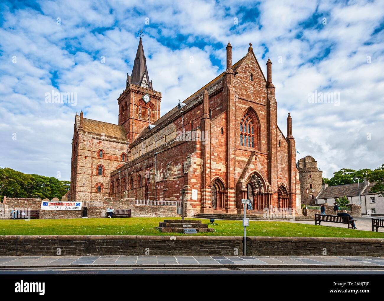San Magnus Cathedral nel centro di Kirkwall sulla terraferma di Orkney in Scozia UK Foto Stock