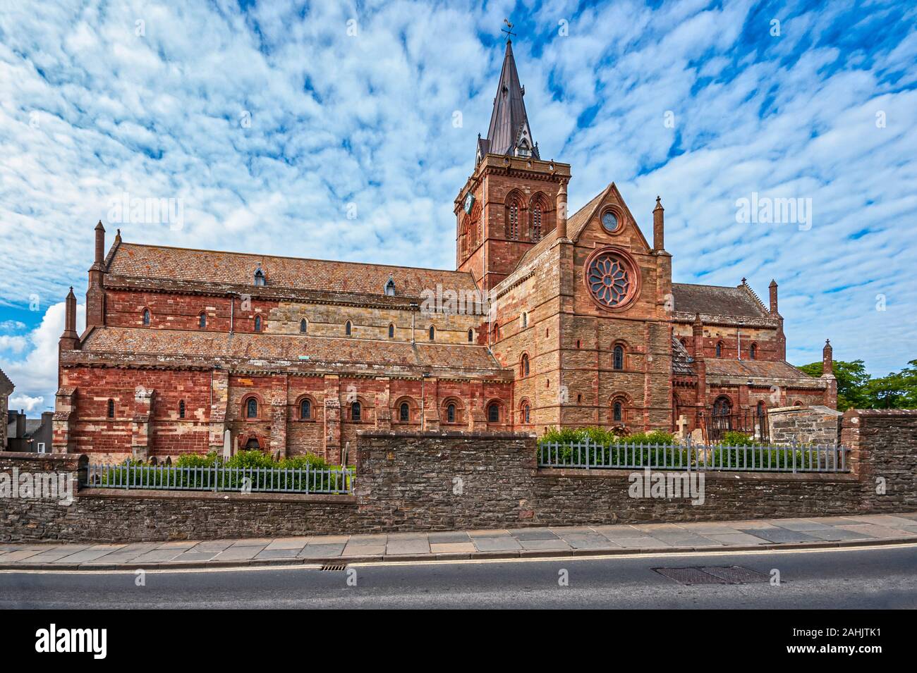 San Magnus Cathedral nel centro di Kirkwall sulla terraferma di Orkney in Scozia UK Foto Stock