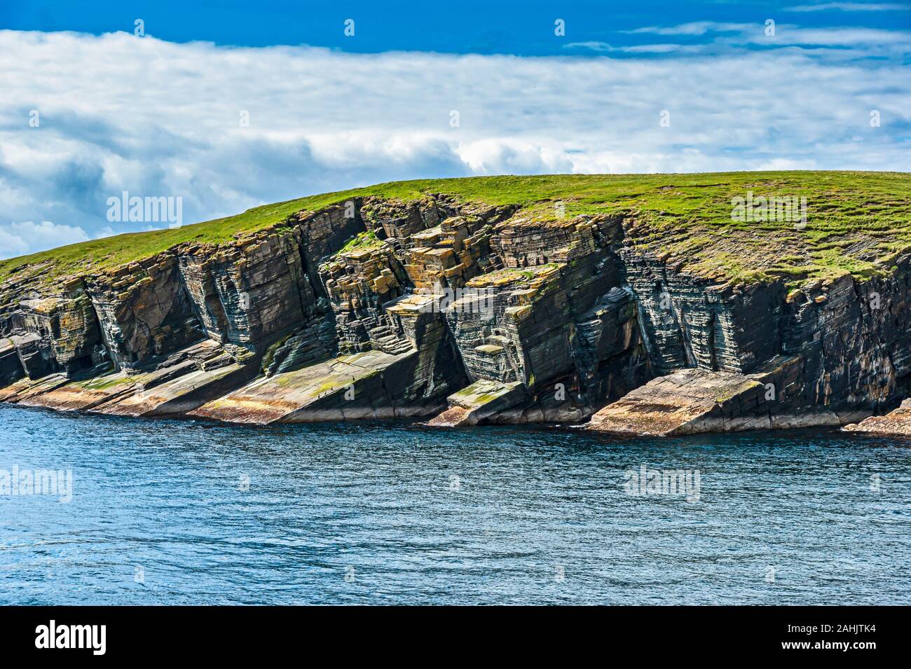 Letti orizzontale della vecchia pietra arenaria rossa sul lato est dell isola Swona situato a sud dell'isola di Orkney nel Pentland Firth Scotland Regno Unito Foto Stock