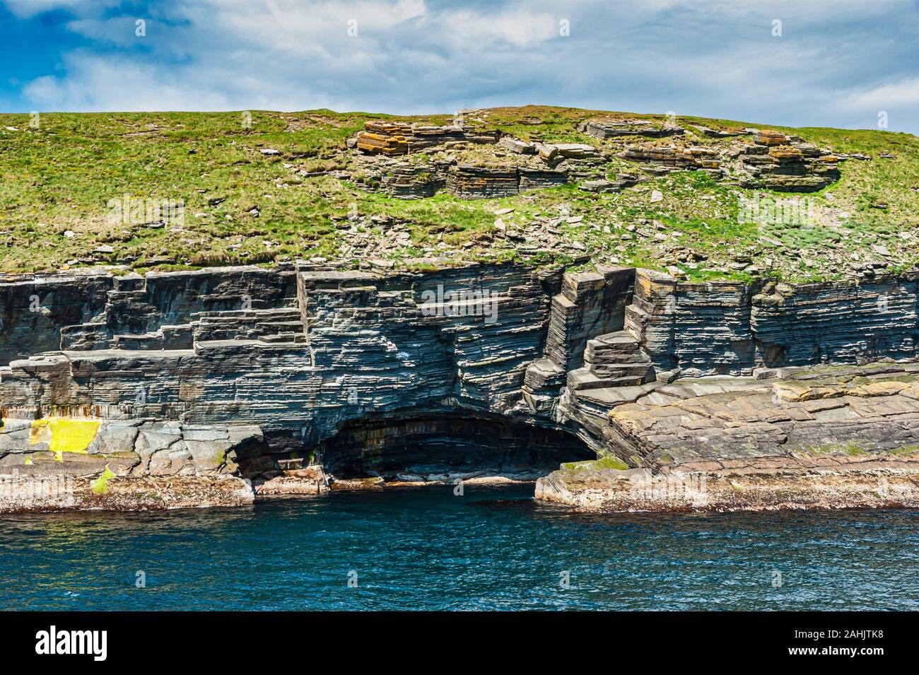 Letti orizzontale della vecchia pietra arenaria rossa sul lato est dell isola Swona situato a sud dell'isola di Orkney nel Pentland Firth Scotland Regno Unito Foto Stock