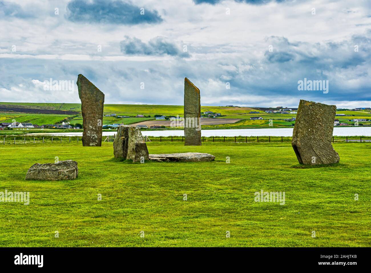 Le pietre permanente di Stennes da Loch Stenness sulla terraferma Isole Orcadi Scozia UK Foto Stock