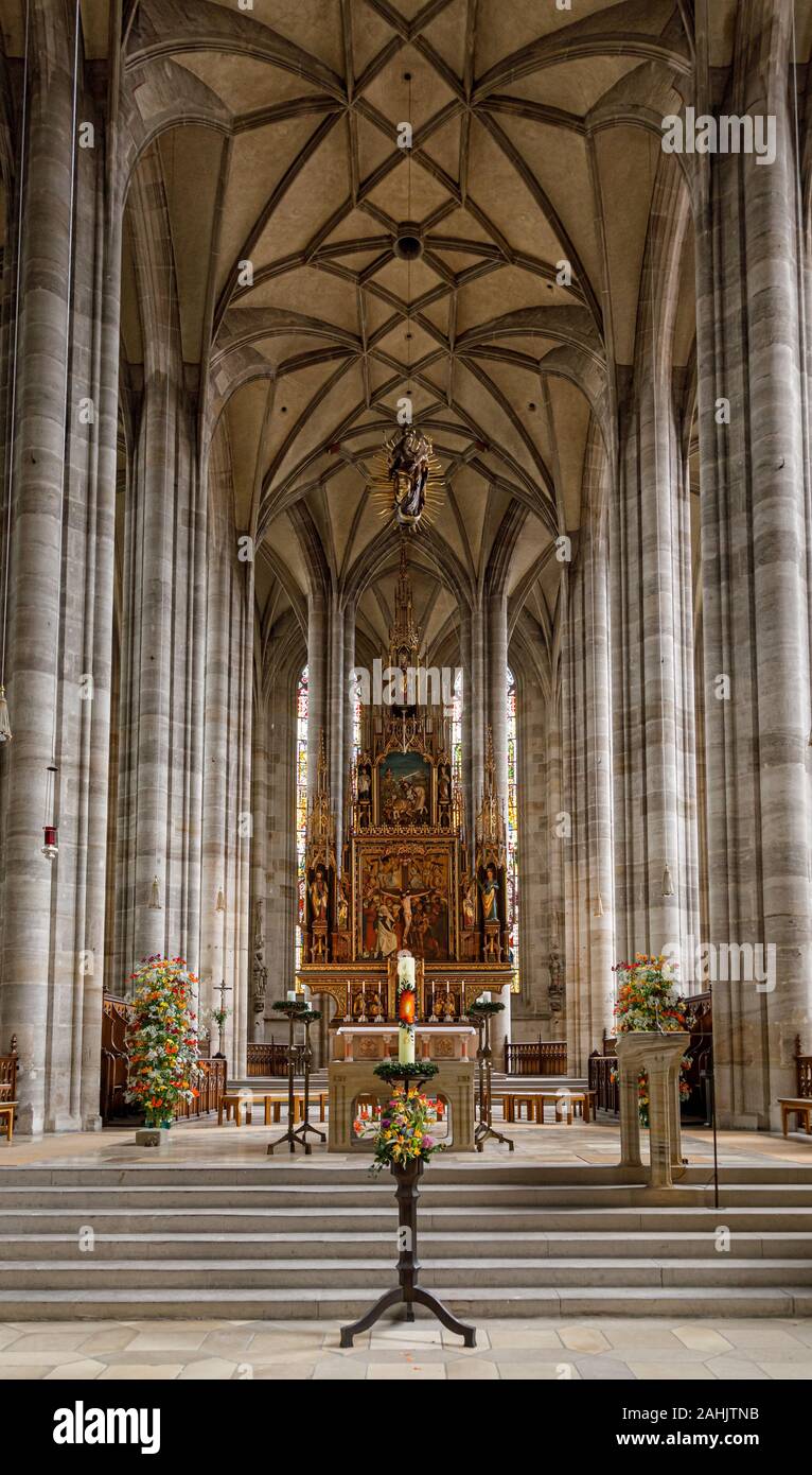 Dinkelsbuhl, Germania - 11 Maggio 2019: Interno del tardo gotica di St. George, la più grande chiesa hall in Germania Foto Stock