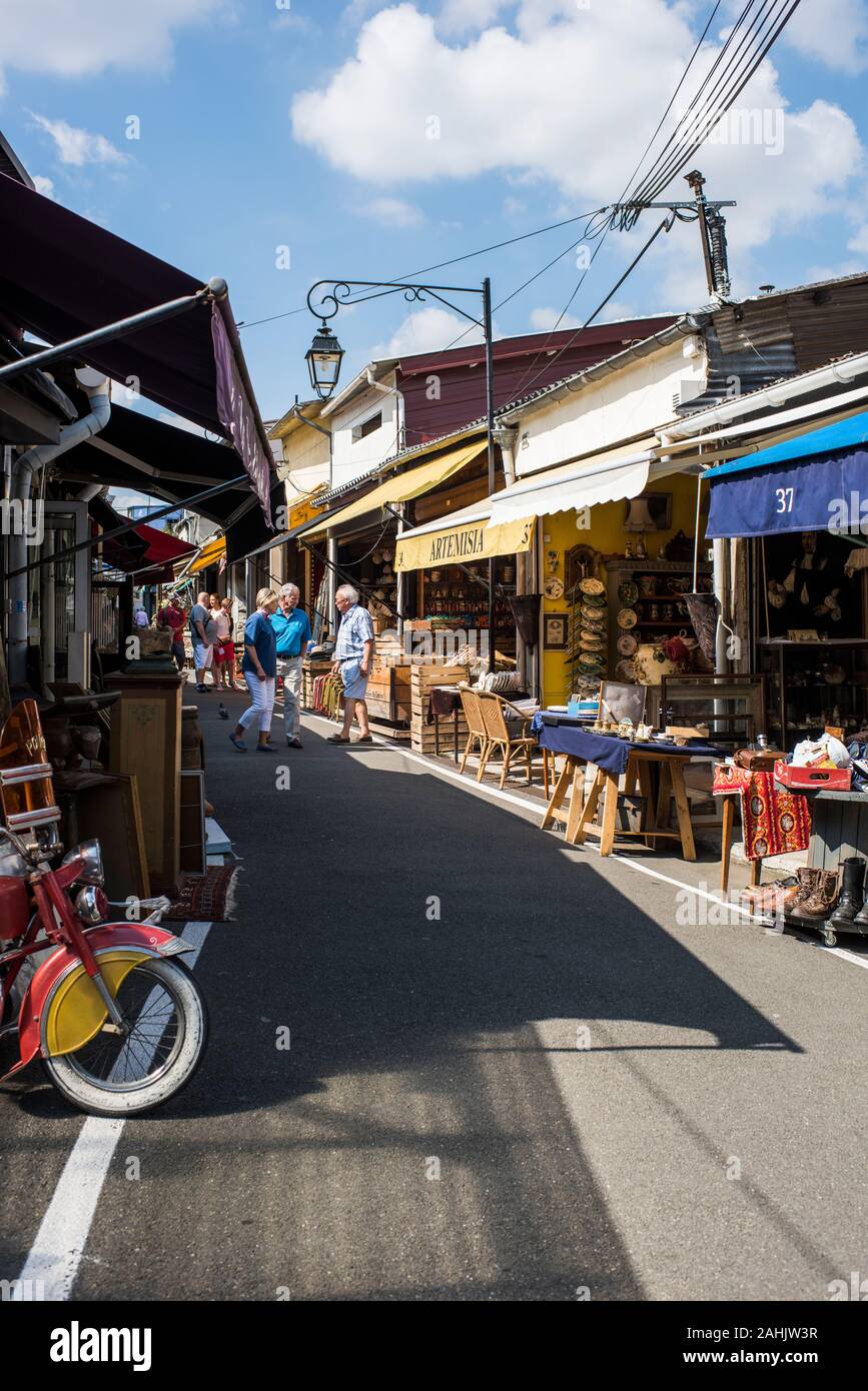 Parigi, Francia - Luglio 06, 2019: Marché aux Puces de Saint-Ouen, St-Ouen Mercato delle Pulci,XVIII arrondissement di Parigi. Foto Stock
