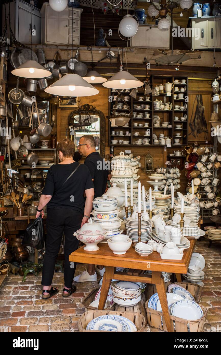 Parigi, Francia - Luglio 06, 2019: Marché aux Puces de Saint-Ouen, St-Ouen Mercato delle Pulci,XVIII arrondissement di Parigi. Foto Stock