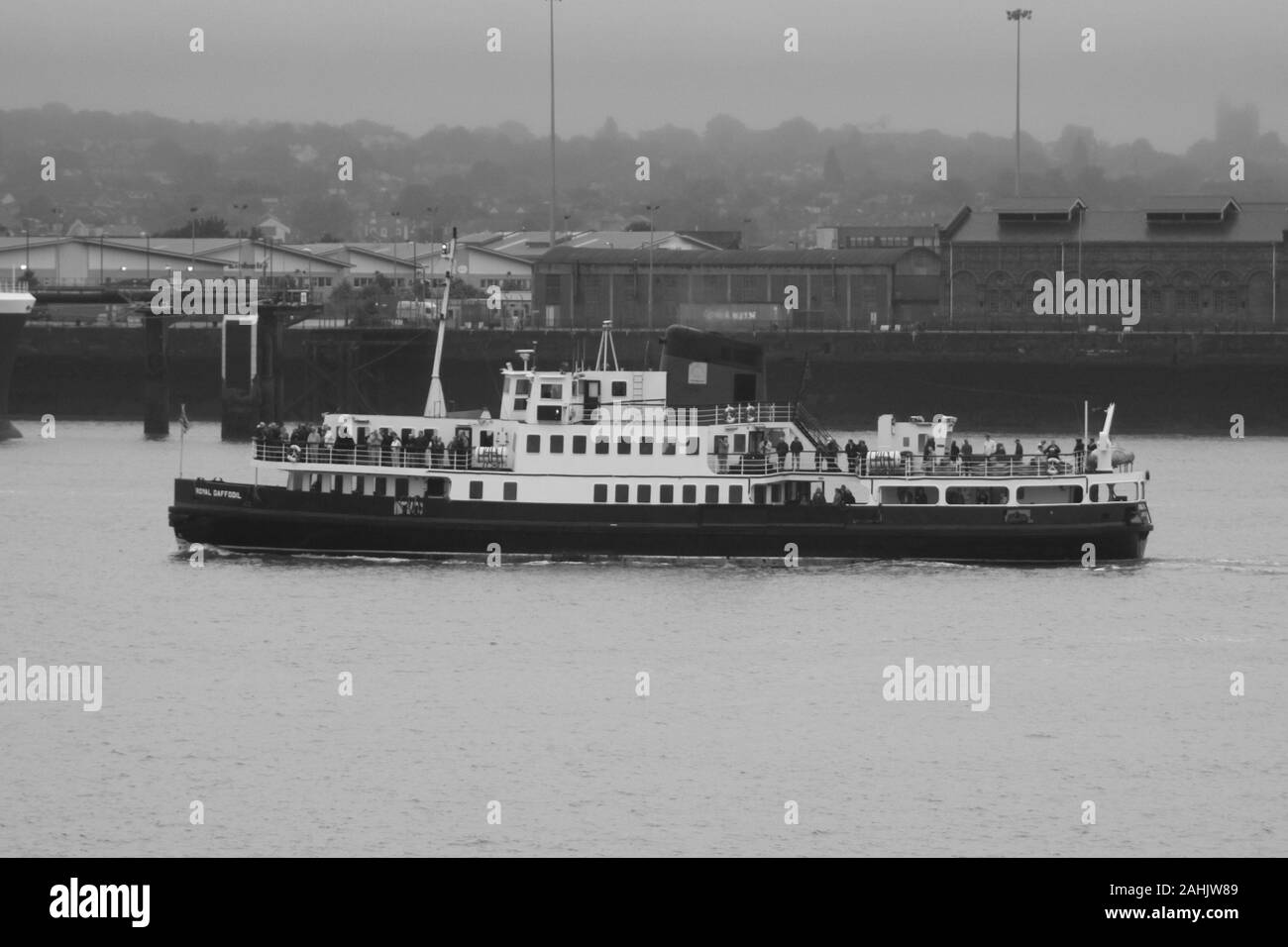 Liverpool,Uk Cunard nave Queen Victoria vele in credito di Liverpool Ian Fairbrother/Alamy Stock Foto Foto Stock