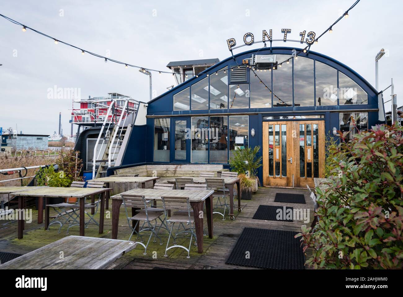 Terrasse di Pont 13, un bar e un ristorante a bordo di una vecchia nave presso Houthavens, una nuova costruzione zona di Amsterdam. Foto Stock