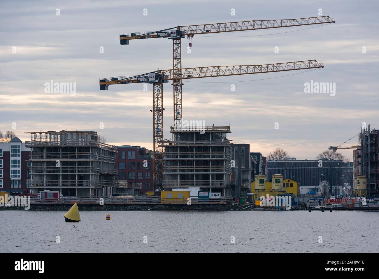 Edifici residenziali in costruzione a Houthavens, una nuova costruzione zona di Amsterdam, costruito su un antico porto. Foto Stock