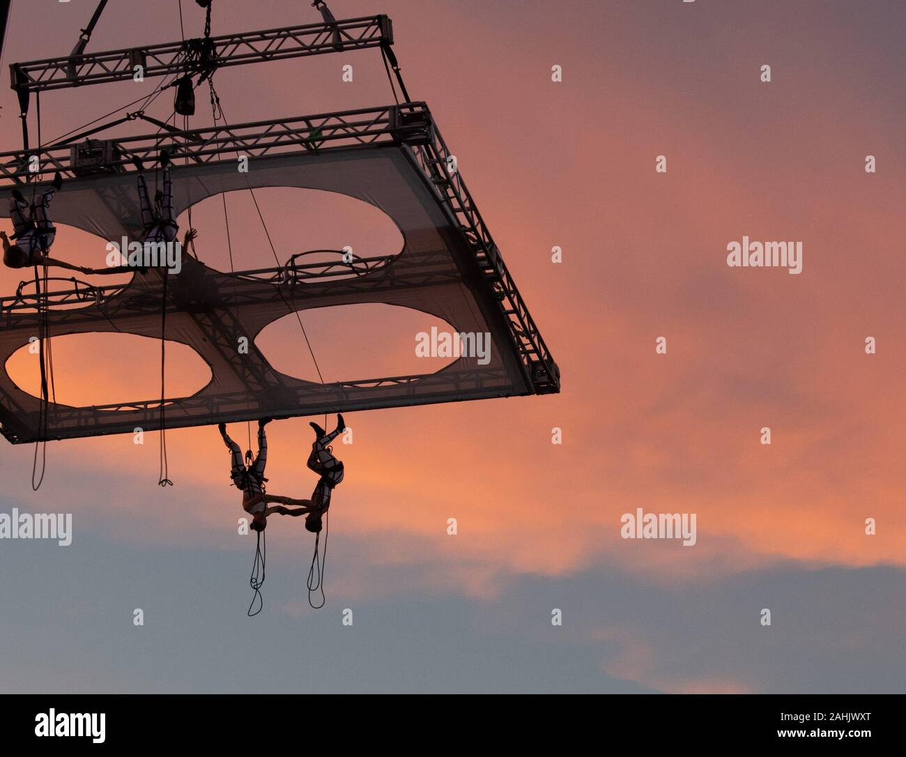 Gli acrobati aerei si esibiscono Foto Stock