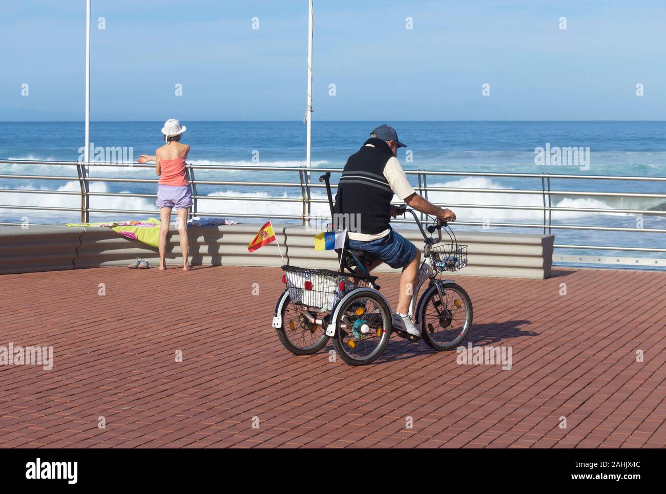 Uomo anziano esercita sul triciclo bike Foto Stock