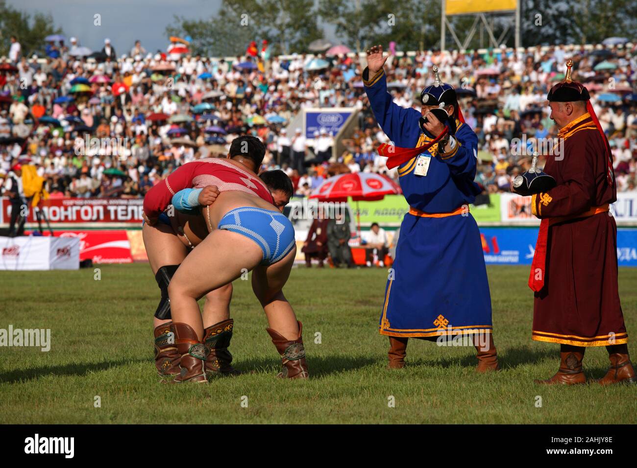 Lottatori al Naadam festival al National Sports Stadium, Ulaanbaatar, in Mongolia Foto Stock