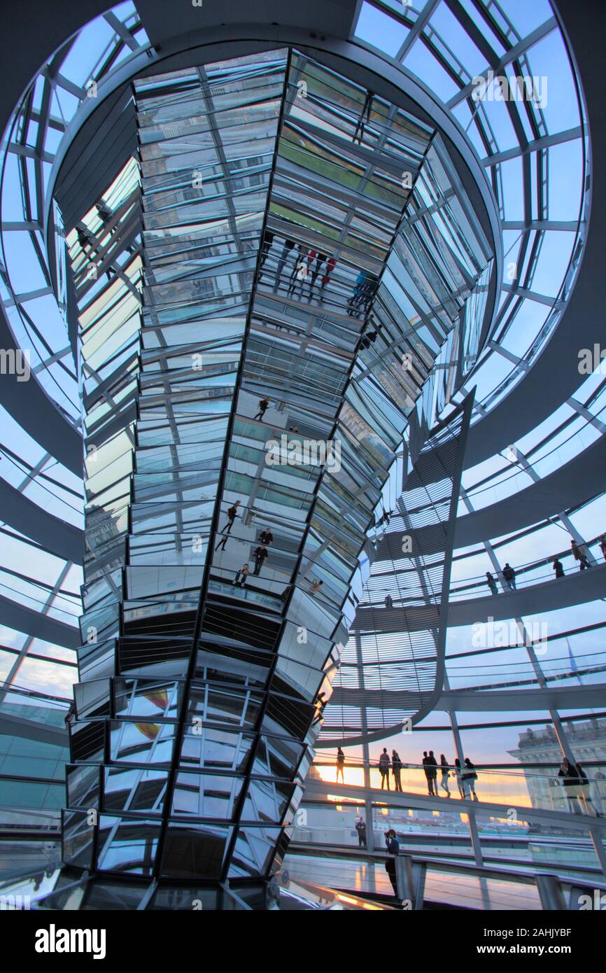 Cupola di vetro del Reichstag di Berlino, Germania Foto Stock