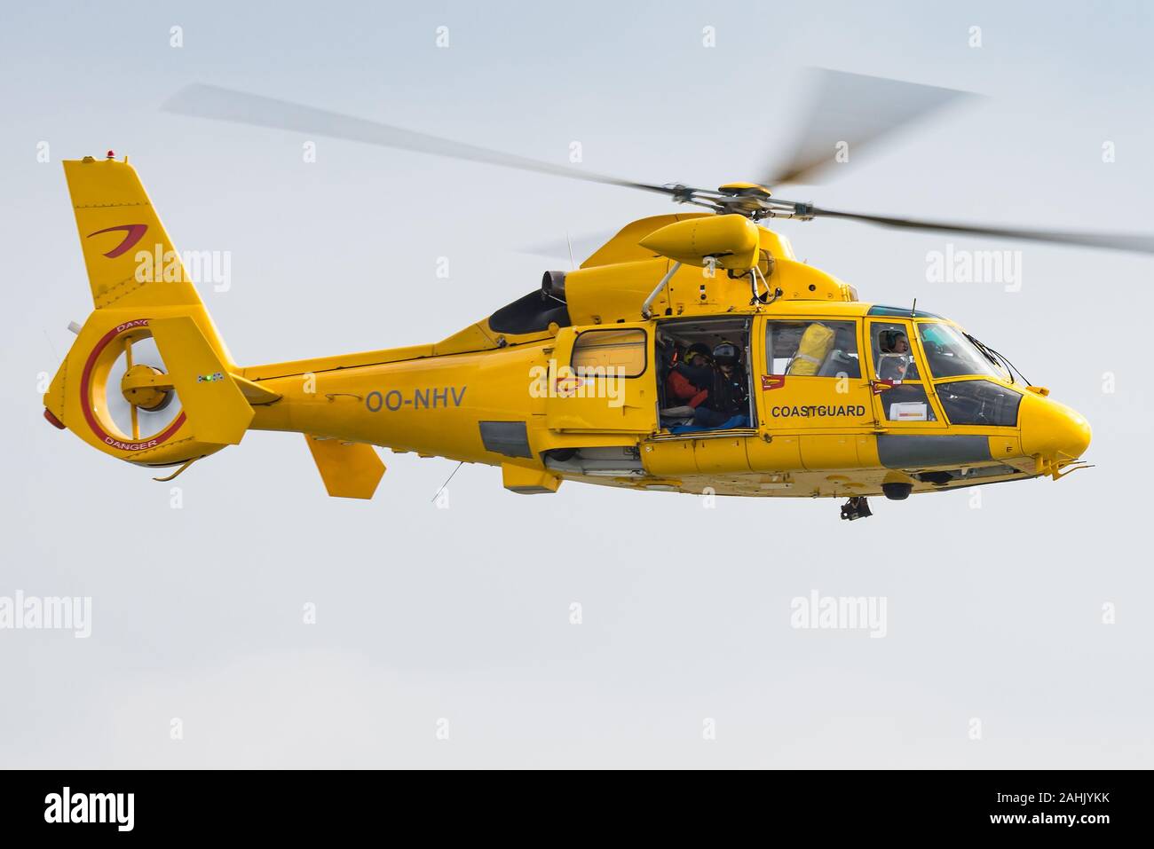 Un Eurocopter AS365 Delfino di ricerca e salvataggio in elicottero dell'elicottero civile operatore Noordzee Helikopters Vlaanderen (OPN). Foto Stock