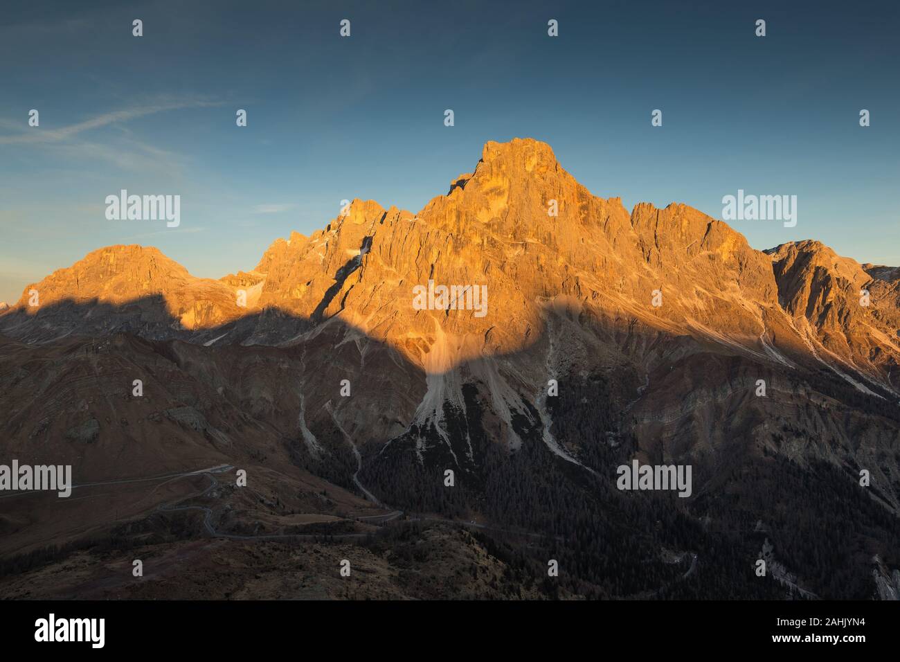 Alpenglow al tramonto sulle Pale di San Martino del massiccio. Cimon della Pala di picco. Le Dolomiti del Trentino. Alpi italiane, l'Europa. Foto Stock