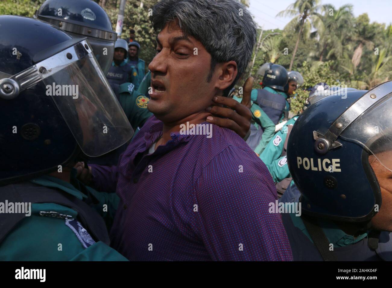 Ganasanghati Andolon coordinatore capo di Zonayed Saki prende parte durante  gli scontri con la polizia vicino al National Press Club di Dhaka.sinistra  Alleanza democratica, un alleanza di otto di sinistra i partiti