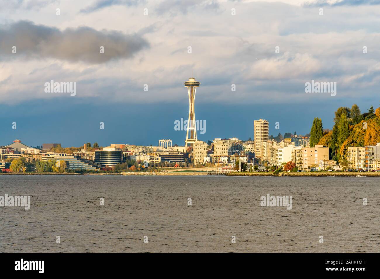Una vista di condomini ad Alki Beach e la skyline di Seattle. Foto Stock
