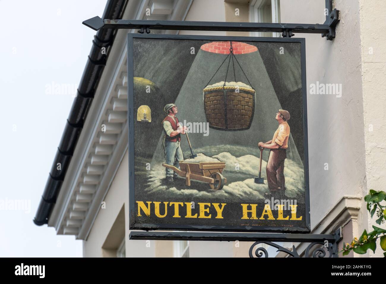 Nutley Hall pub segno indicante minatori di sabbia sulla ex casa pubblica in Reigate, Surrey, Regno Unito Foto Stock