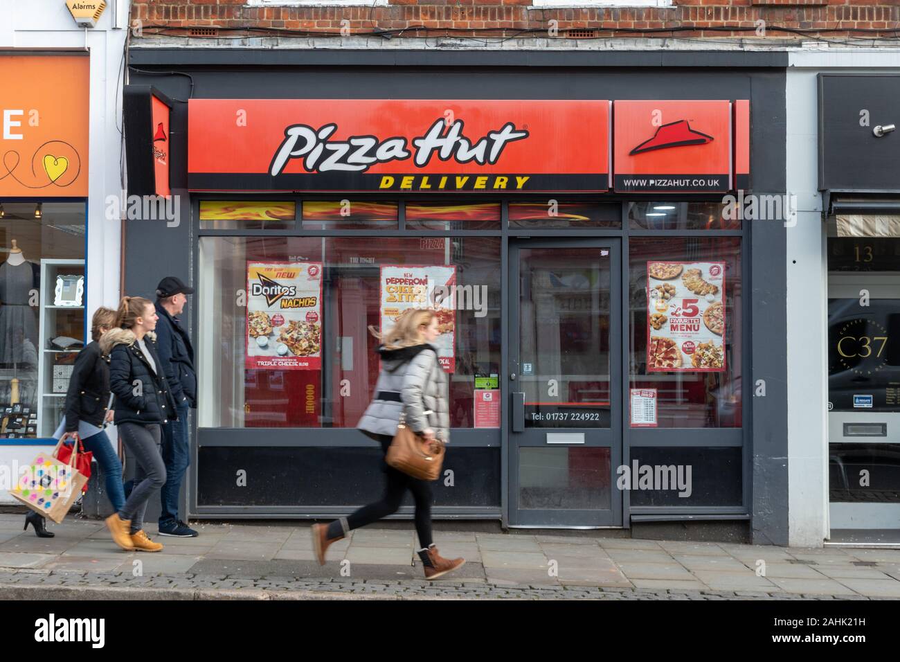 Pizza Hut delivery business nel Regno Unito il centro città con la gente camminare passato Foto Stock