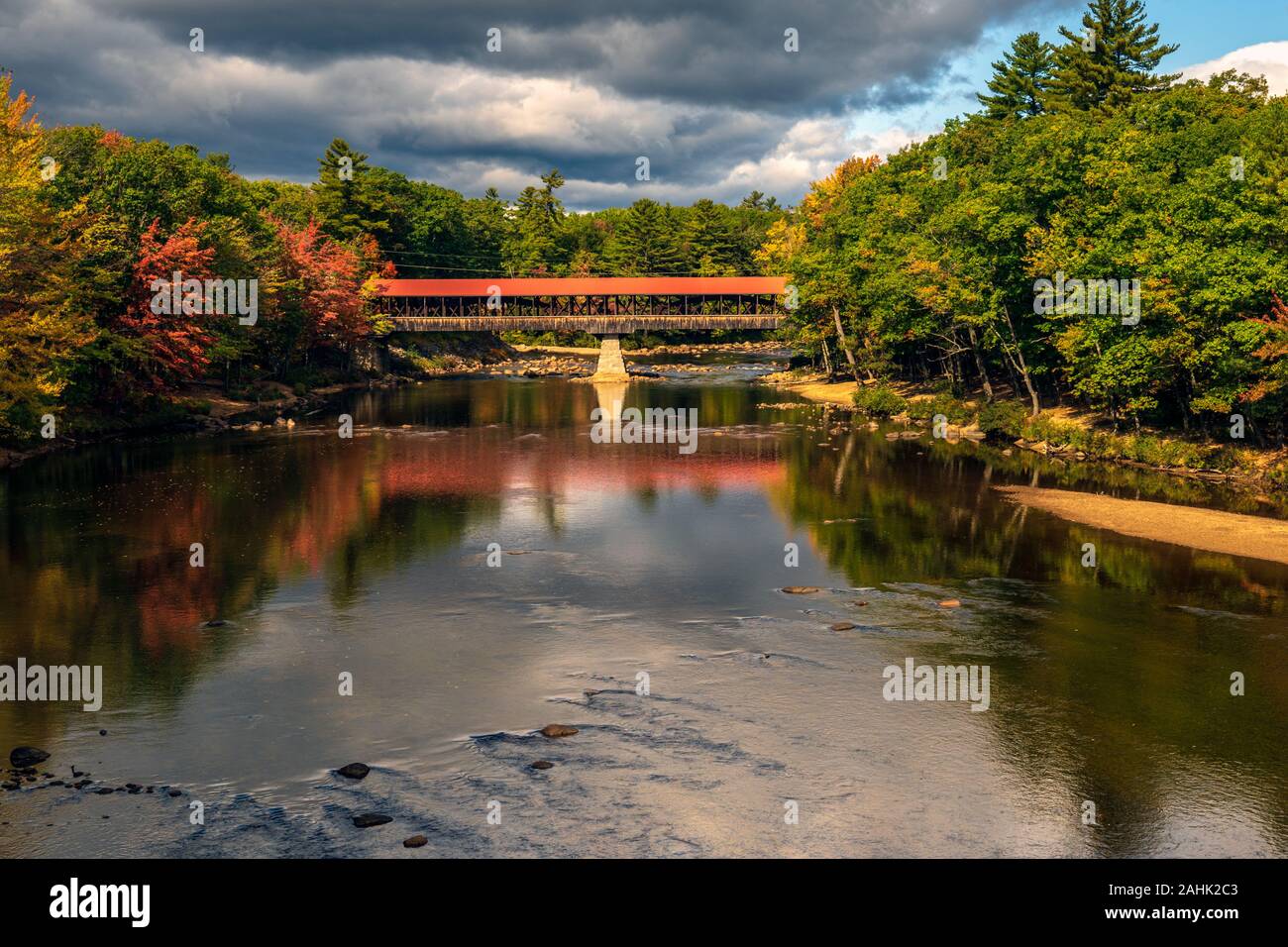 Una coperta in legno ponte che attraversa il fiume Saco nelle vicinanze Conway NH. Foto Stock