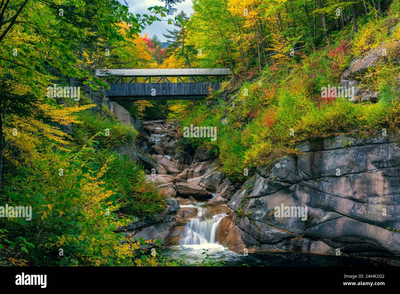 La Sentinella di Pino ponte di coperta si estende il fiume Pemigewasset in Flume Gorge, vicino a Lincoln, NH. Foto Stock